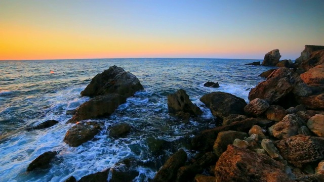 岩石海岸上的日出视频素材