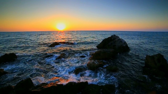 岩石海岸上的日出视频素材