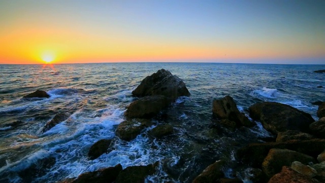 岩石海岸上的日出视频素材