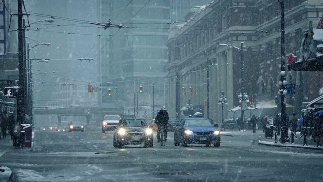 下雪时的市区道路视频素材