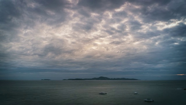 在太阳队之后。岛。天空视频素材