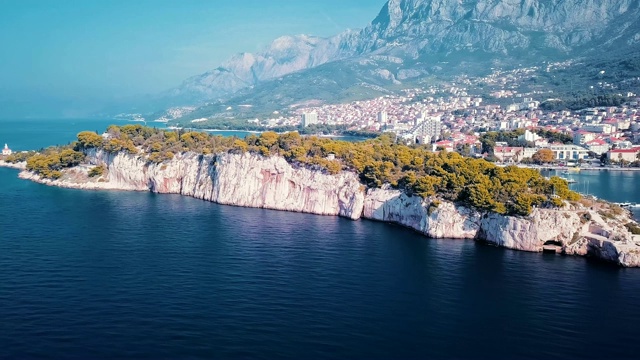 Makarska。克罗地亚。灯塔和海岸的无人机视图视频素材