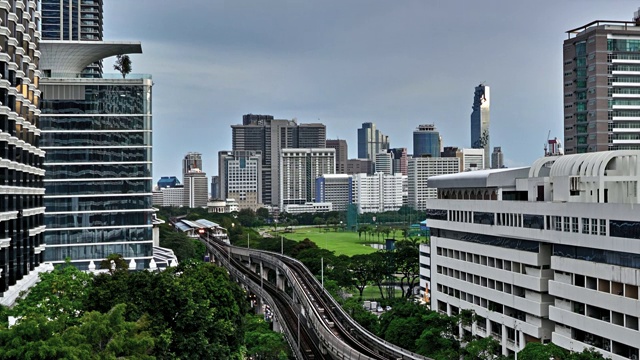 曼谷的概念视图。商业区，空中列车，绿地视频素材