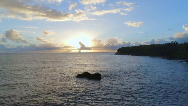 风景如画的海岸线上的日出，太阳从海上升起视频素材