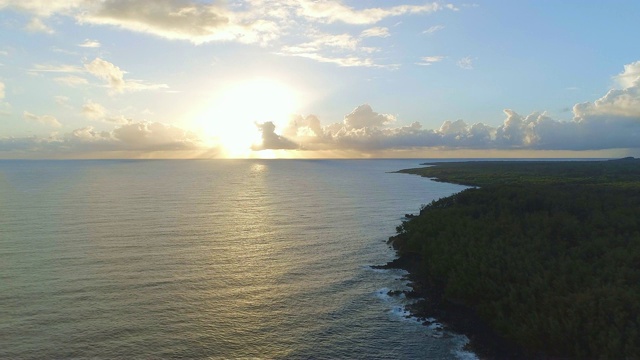 风景如画的海岸线上的日出，太阳从海上升起视频素材