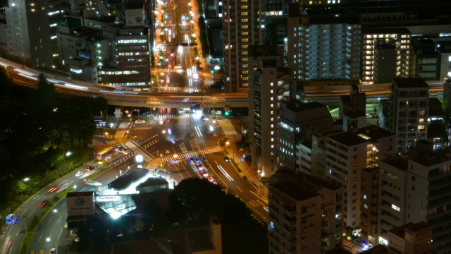 夜间交通繁忙的十字路口视频素材