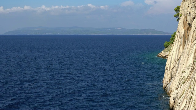 海浪和岩石在夏天的一天。亚得里亚海。Makarska。克罗地亚视频素材