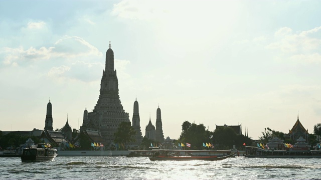 4K湄南河与长尾船和Wat Arun寺庙的背景视频素材