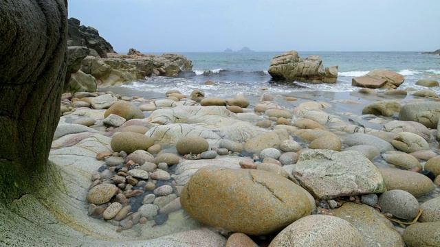 岩石湾与巨石，波思南文，彭赞斯，康沃尔，英格兰，英国，欧洲视频素材