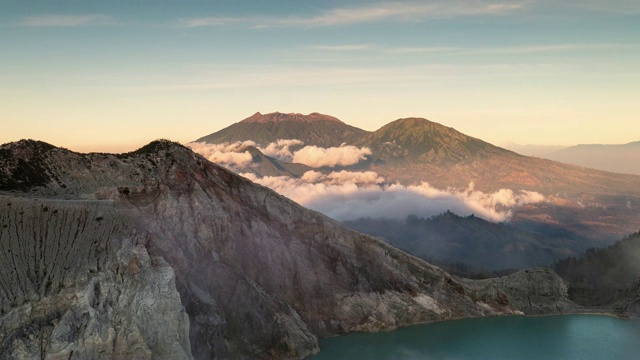 在卡瓦依真火山的早晨，随着日出漂浮的云的延时视频素材