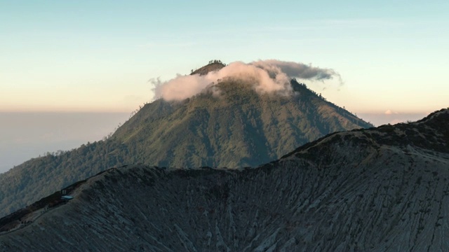 在卡瓦依真火山的早晨，随着日出漂浮的云的延时视频素材