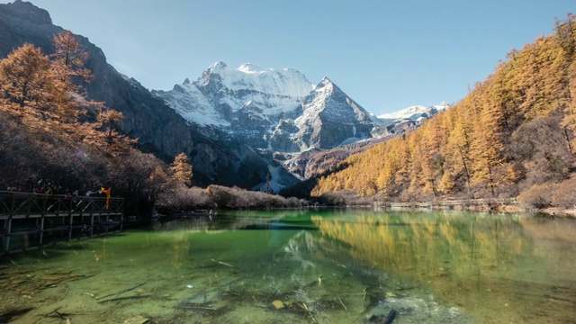 中国亚丁自然保护区秋天的仙乃日神山翡翠湖视频素材