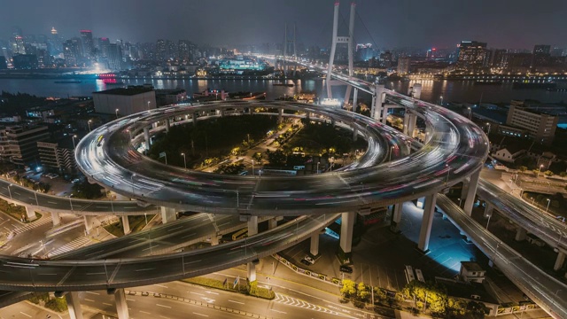 上海交通图，繁忙道路交叉口夜间鸟瞰图视频素材