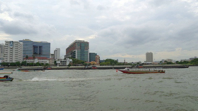 曼谷市中心湄南河上的传统长尾船视频素材