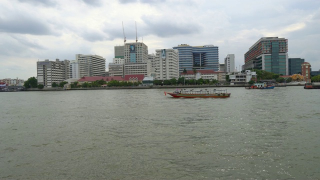 湄南河的主要航道，有长尾船沿曼谷航行视频素材