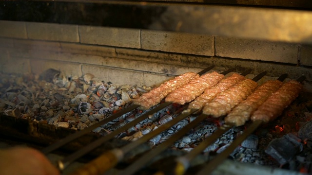 近距离的肉烹饪在炭火上烤肉串视频下载