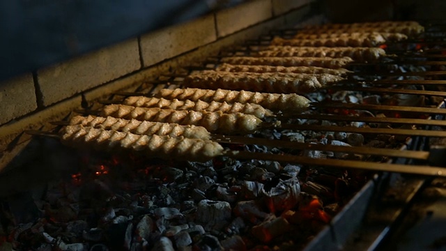 近距离的肉烹饪在炭火上烤肉串视频下载