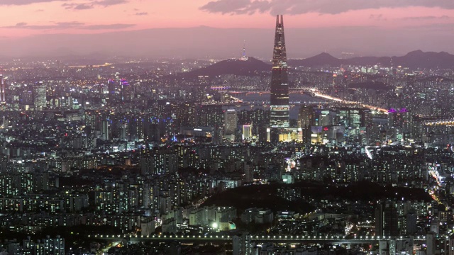 首尔松帕谷的乐天世界大厦(韩国最高的建筑)夜景视频素材