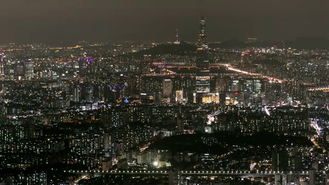 首尔松帕谷的乐天世界大厦(韩国最高的建筑)夜景视频素材