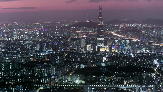 首尔松帕谷的乐天世界大厦(韩国最高的建筑)夜景视频素材