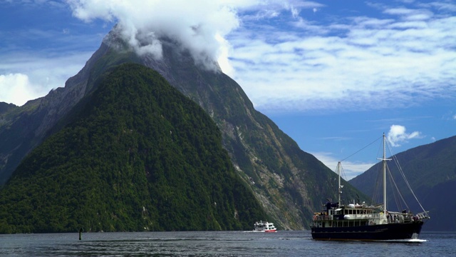 新西兰峡湾尖峰旅游船视频素材