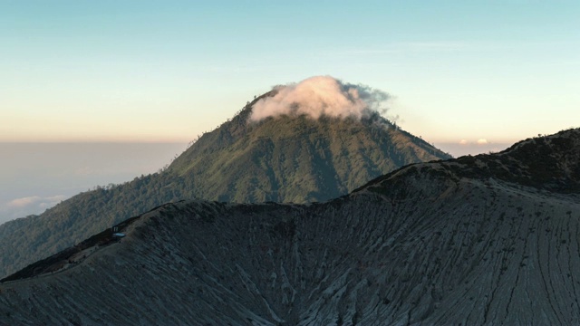 在卡瓦依真火山的早晨，随着日出漂浮的云的延时视频素材