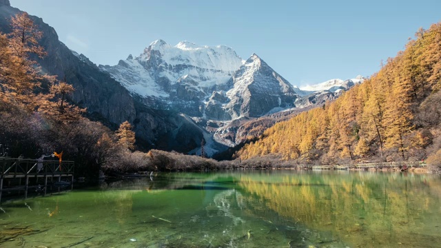 中国亚丁自然保护区秋天的仙乃日神山翡翠湖视频素材