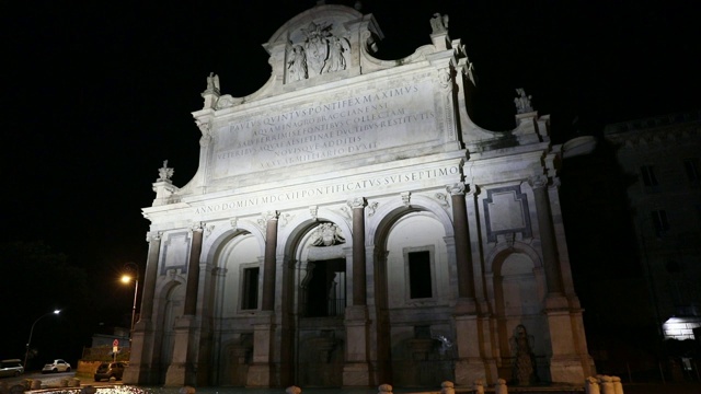 罗马的Fontana dell Acqua Paola，夜景。视频下载