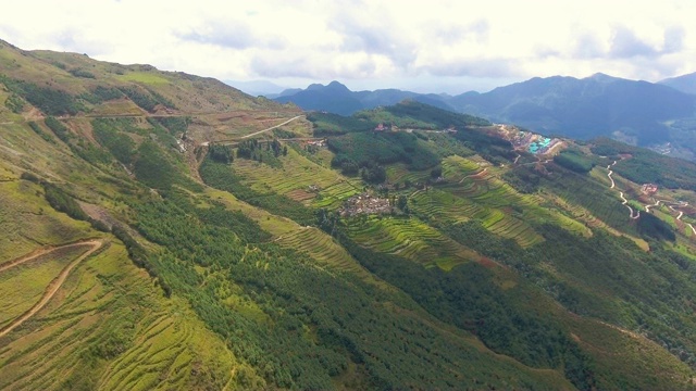 鸟瞰图景观乡村道路之间的水稻梯田，热带山区，中国贵州省视频素材