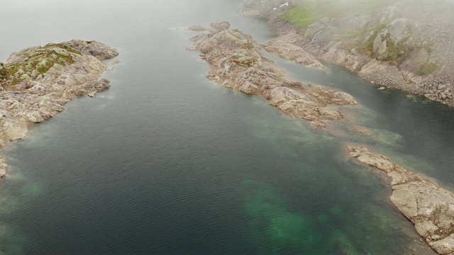 鸟瞰图。挪威山区的湖泊视频素材