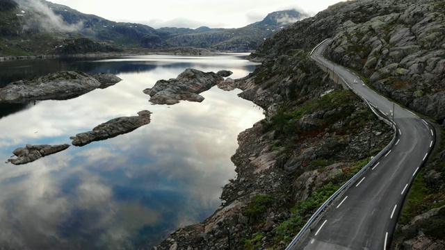 鸟瞰图。挪威山区的道路和湖泊视频素材