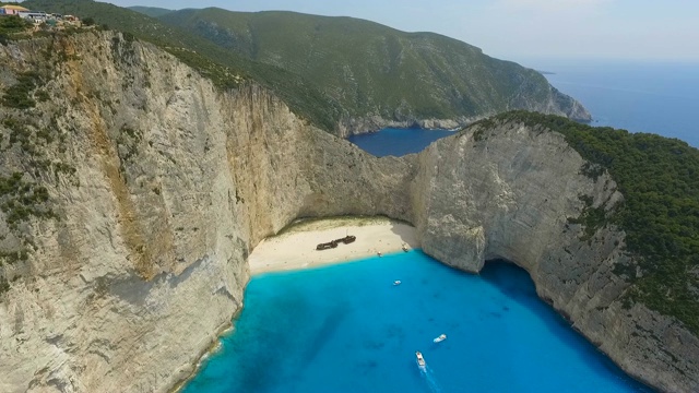 地中海白色沙滩上的一艘废弃的船视频素材