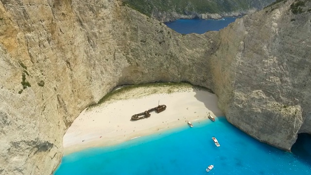 地中海白色沙滩上的一艘废弃的船视频素材