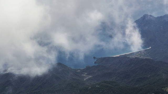 从雾蒙蒙的山峰上眺望地中海海岸线视频素材