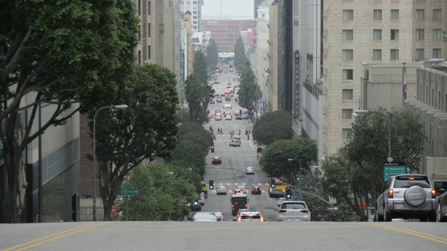 美国加州洛杉矶市中心格兰德大街上的交通视频素材