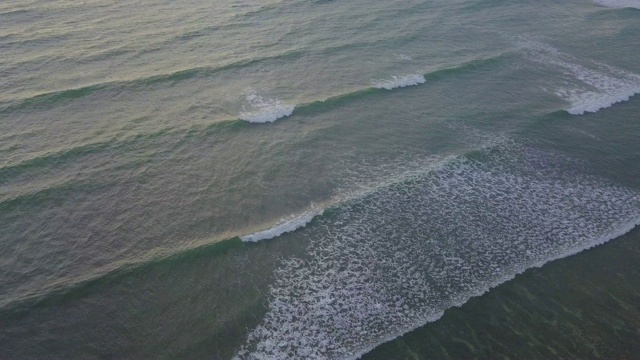 鸟瞰图美丽的海浪从无人机视频素材