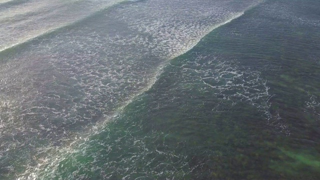 鸟瞰图美丽的海浪从无人机视频素材