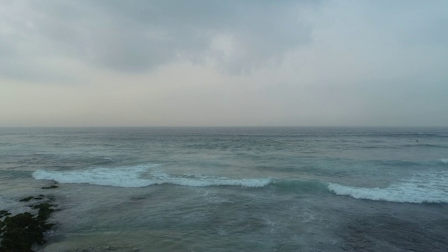 鸟瞰图。无人机拍摄海浪和渔村景观视频素材