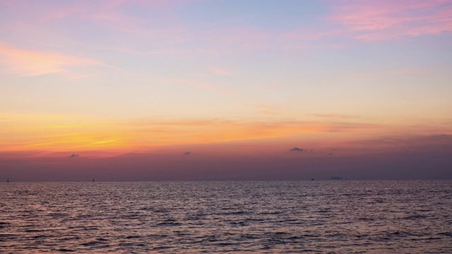 从夜晚到白天的时间流逝美丽的光，日出或日落在海上美丽的自然光，戏剧性的天空和云在天空中流动视频素材