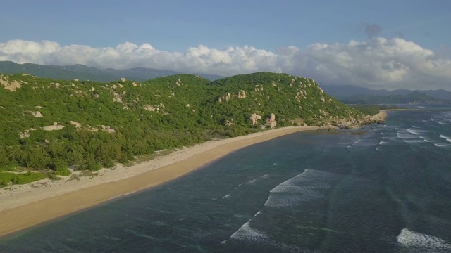 无人机鸟瞰美丽的热带荒岛海滩视频素材