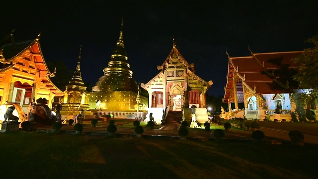 夜景Wat Phra Singh时光流逝，清迈，泰国视频下载