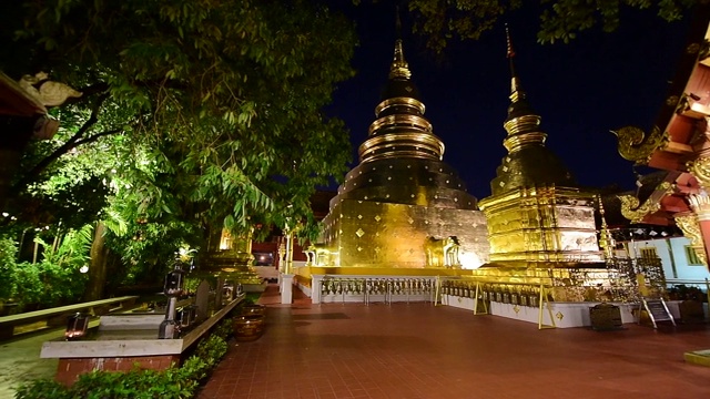 夜景Wat Phra Singh时光流逝，清迈，泰国视频素材