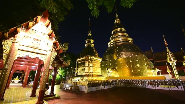 夜景Wat Phra Singh时光流逝，清迈，泰国视频素材