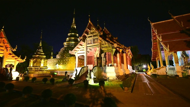 夜景Wat Phra Singh时光流逝，清迈，泰国视频下载