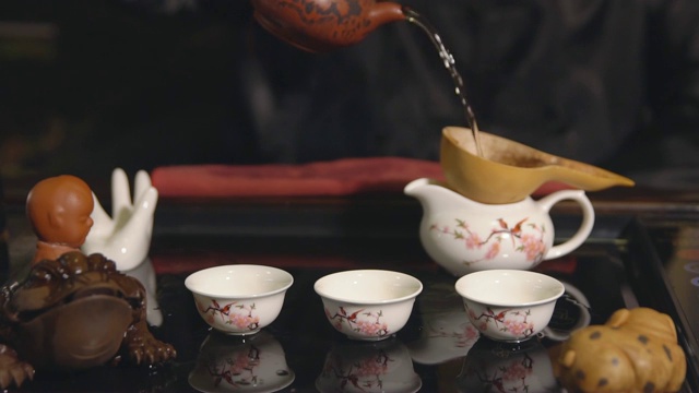 茶道。师傅过筛茶视频素材