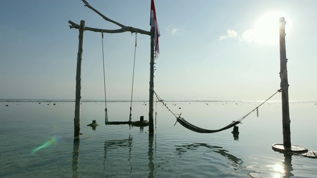 巴厘岛Gili Trawangan岛海滩上的空吊床和秋千视频素材