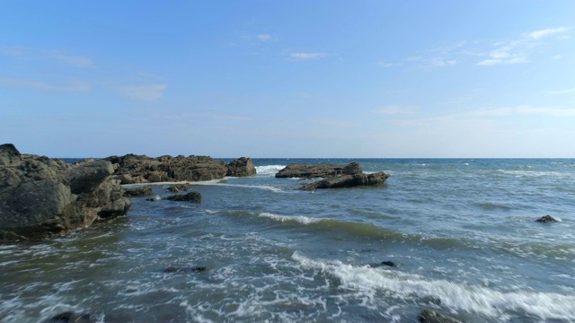 从海岸线向大海缓慢飞行视频素材