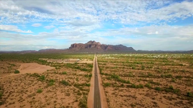 漫长的沙漠公路视频素材