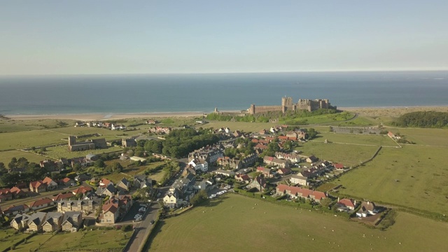 班堡城堡鸟瞰图以北海为背景，诺森伯兰郡，英格兰，英国，欧洲视频素材