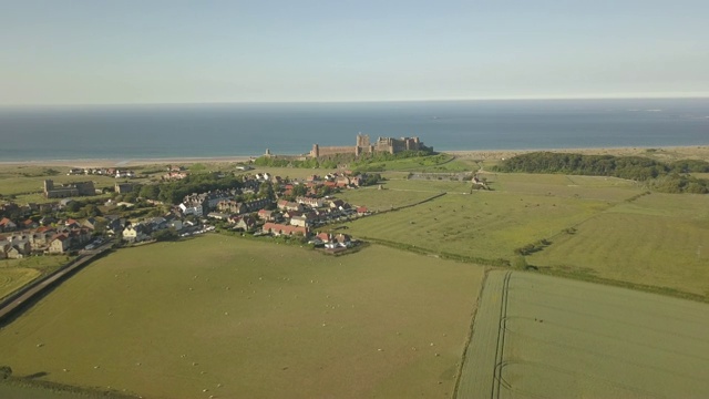 班堡城堡鸟瞰图以北海为背景，诺森伯兰郡，英格兰，英国，欧洲视频素材